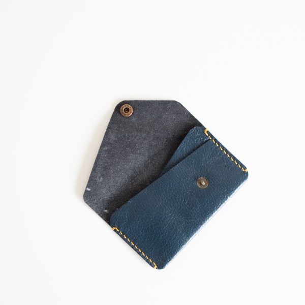 Card wallet with 2 slots in navy blue leather with yellow stitching